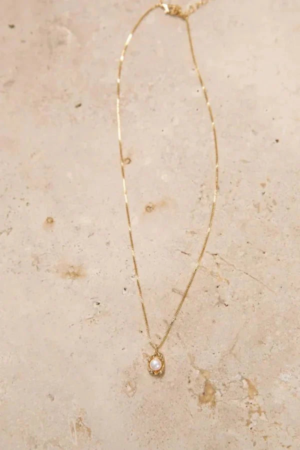 Hannah Pendant Necklace