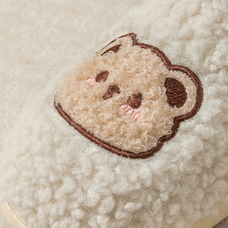 Chausson pelucheux en forme d'ours