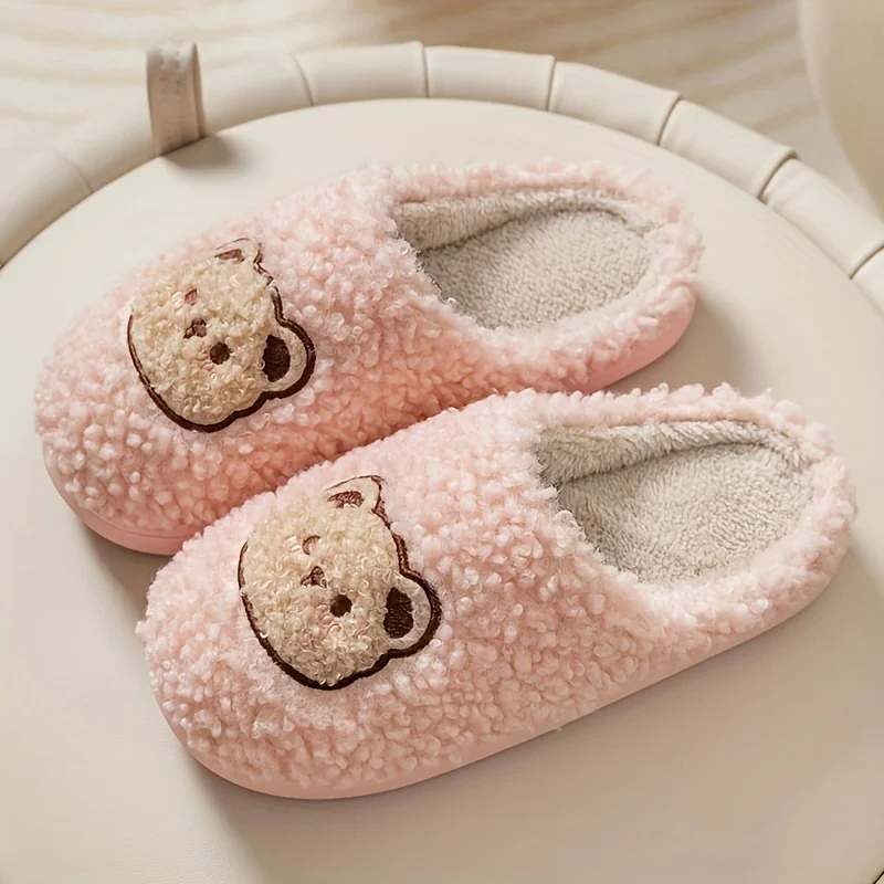 Chausson pelucheux en forme d'ours