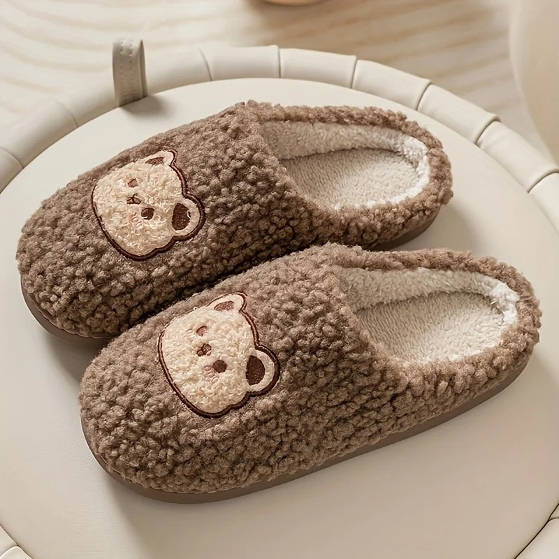 Chausson pelucheux en forme d'ours