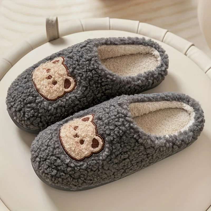 Chausson pelucheux en forme d'ours