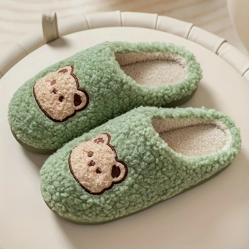 Chausson pelucheux en forme d'ours
