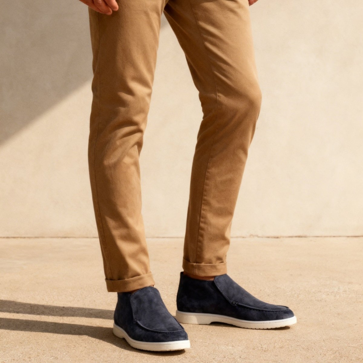 kouvr-amaro-navy-suede-chukka-side-profile.jpg
Image 2 ALT Text: Side profile view of a man's feet in Kouvr Amaro navy suede chukka boots with a white sole, paired with khaki pants.