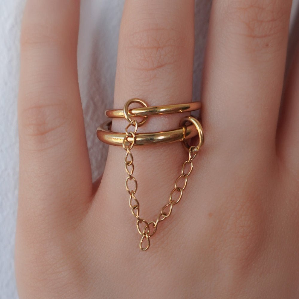 Kouvr Sonelle Double Band Chain Ring in 18k Gold Vermeil worn on a woman's finger."
