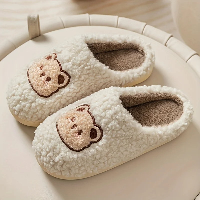 Chausson pelucheux en forme d'ours